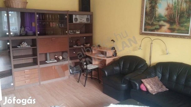 XI.Etele úton 2 külön szobás panel lakás berendezve kiadó