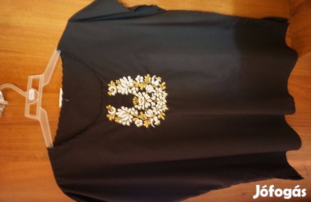 XL-es fekete kivágásos női blúz drapp kalocsai hímzéssel eladó