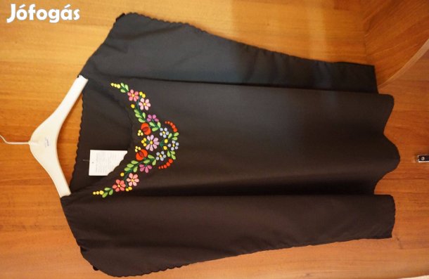 XL-es fekete kivágásos női blúz színes kalocsai hímzéssel eladó