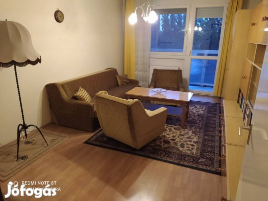 XVIII. kerületi lakásban különbejáratú erkélyes szoba kiadó