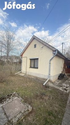 XVII. Kerület, Szárazhegyen lévő utca, 40 m2-es, családi ház