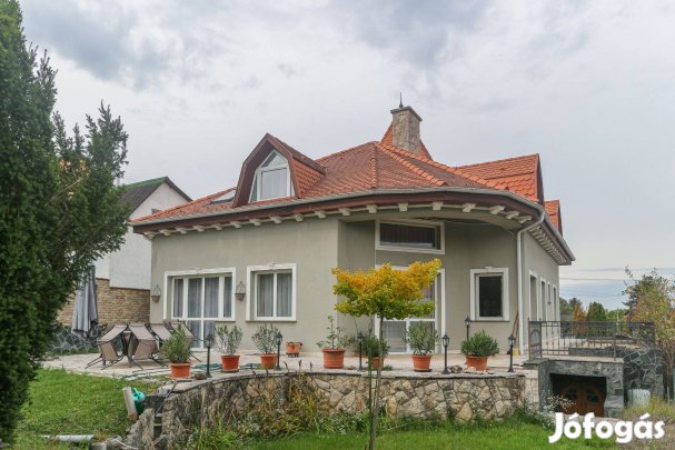 XVII. kerületben, Rákoscsabán, csendes, forgalomtól mentes utcában lév