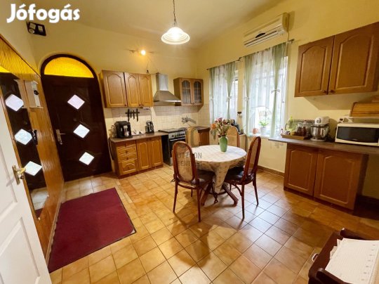 XVII. kerületi eladó tégla családi ház