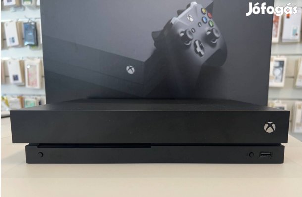 Xbox One X 1TB Fekete Konzol Használt