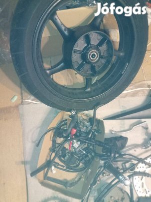 Yamaha Xj6 09'-es bontott alkatrész