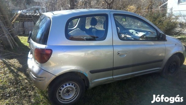 Yaris 1,0 vontatható karosszéria Budán 2002-es, vágható nálam
