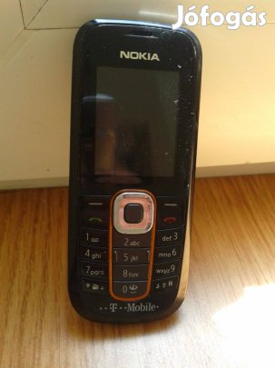 Yettel régi nyomógombos Nokia 2600 mobiltelefon töltőjével
