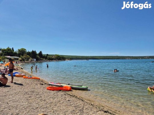 Zadartól 35 km-re 2+2 fős apartman kiadó, játszótér az udvarban