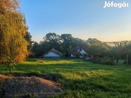 Zalacsányban, zöldövezetes részen építési telek eladó.