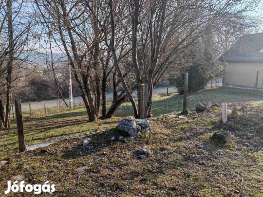 Zalacsányban, zöldövezetes részen építési telek eladó.
