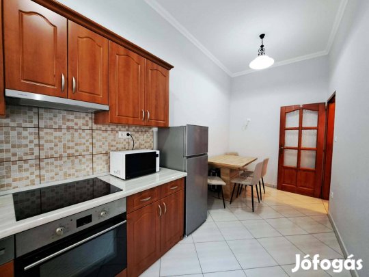 Zalaegerszeg főutcáján felújított, első emeleti lakás eladó