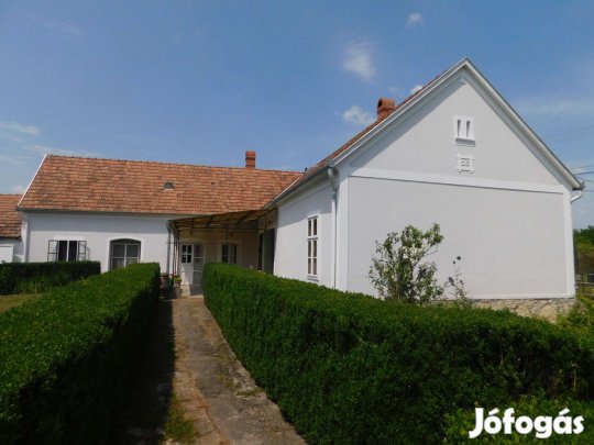 Zalagyömörőn polgári ház gazdasági épületekkel eladó