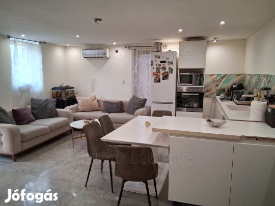 Zalahaláp frekventált részén családi ház eladó!