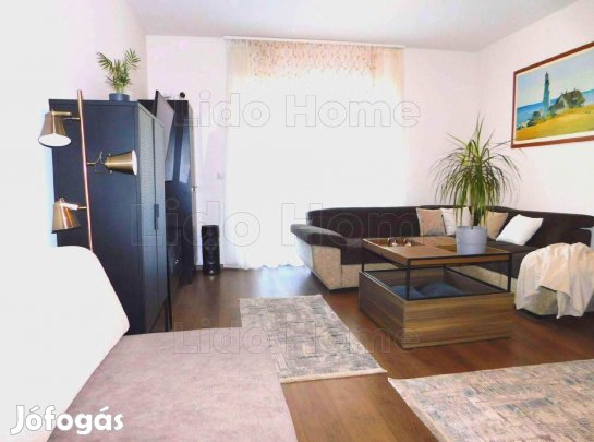 Zamárdi közvetlen vízparti újszerű 2 szobás tégla lakás eladó