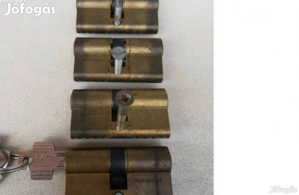 Zárbetét,4 db azonos zárlatú zárbetét tesa 25x25 10 db kulccsal eladó