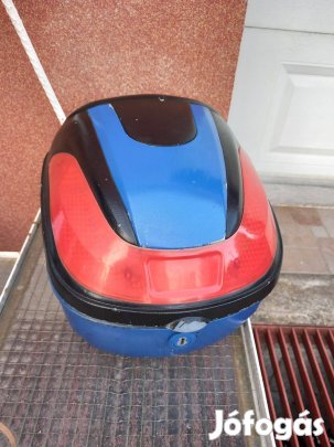 Zárható hátsó tároló doboz robogóhoz
