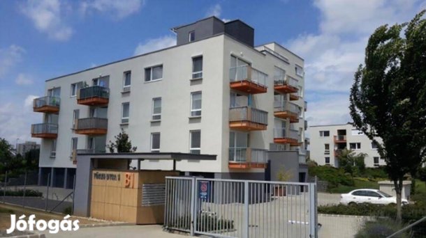Zárt felszíni parkoló - Eladó