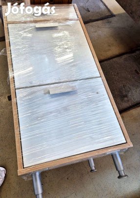 Zárt hifi állvány vízszinteszhető, rezgésmentes, porvédett lemezjátszó