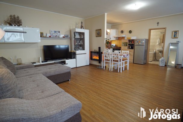 Zárt udvaros társasházban, földszinti szép lakás