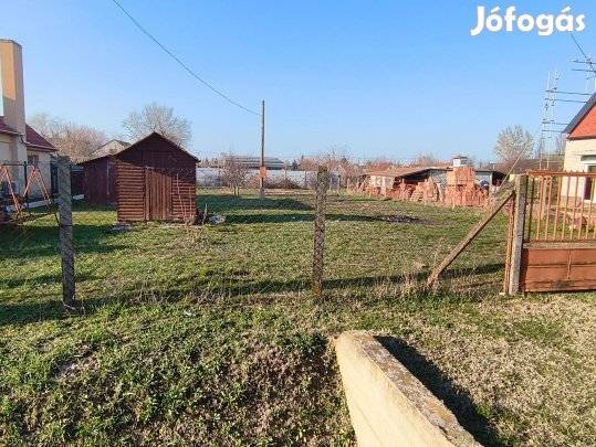 Zártkert Szeged-Tápén eladó