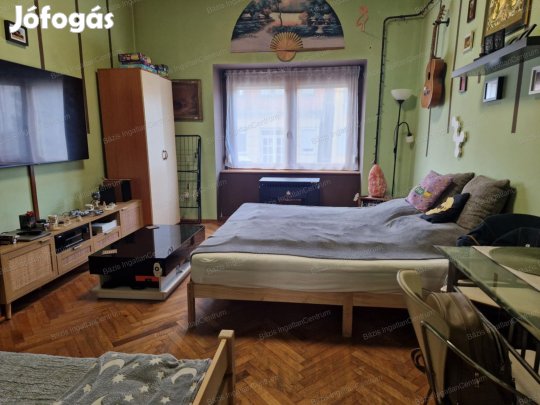 Zeneiskolához közeli 1 szobás házrész eladó Baján