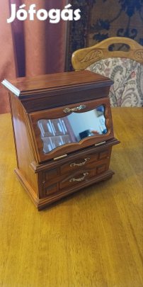 Zenélő ékszertartó doboz.