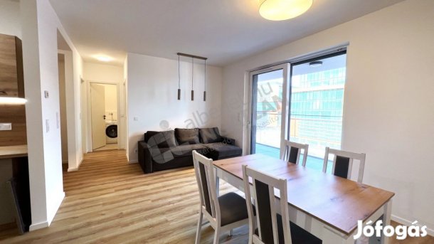 Zenit Corsoban a Bosnyák utcában, újépítésű lakás, 2 garázzsal kiadó.