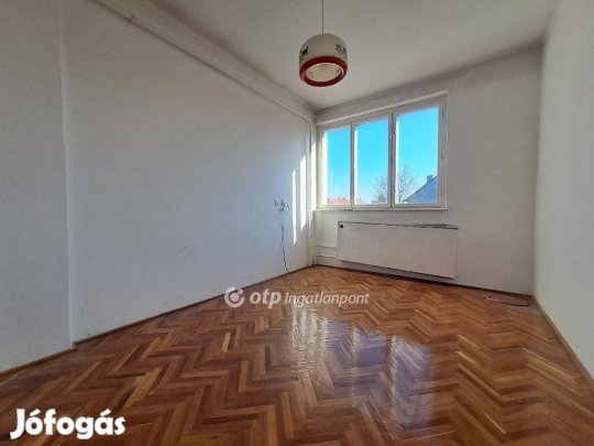 Zirci 77 nm-es lakás eladó