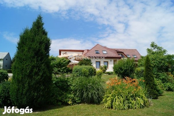 Zirci eladó 350 nm-es ház