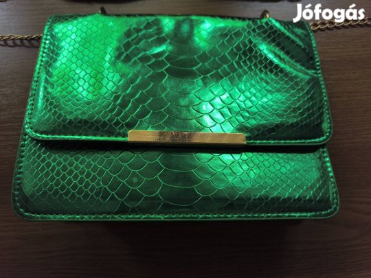 Zöld, fémes színű oldaltáska 