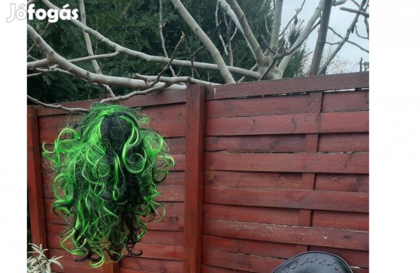 Zöld-fekete hosszú, hullámos műhaj paróka