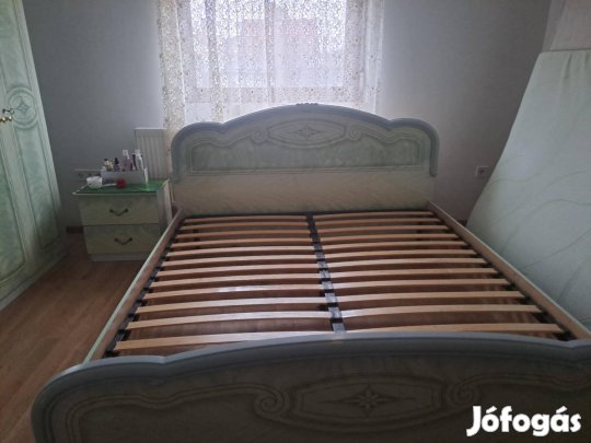 Zöld hálószoba bútor ágy, matrac nélkül