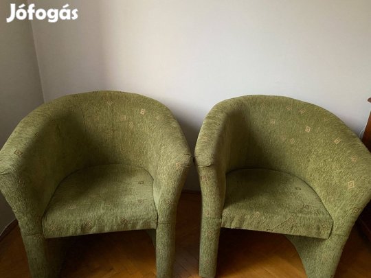 Zöld kárpitos fotelek