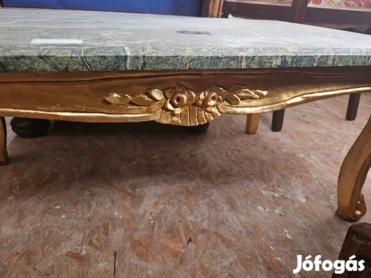 Zöld márványlapos dohányzóasztal