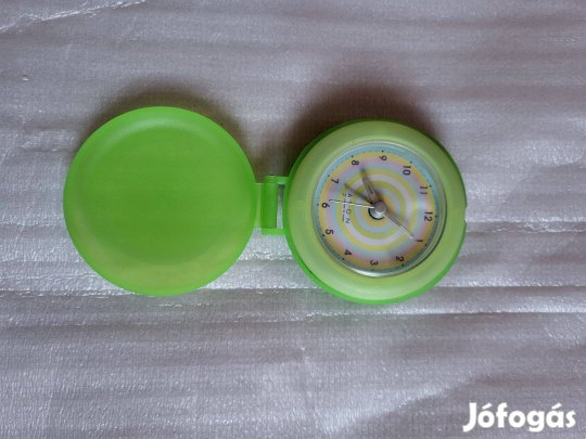 Zöld mini utazó/ébresztő óra összecsukható tokban, analóg