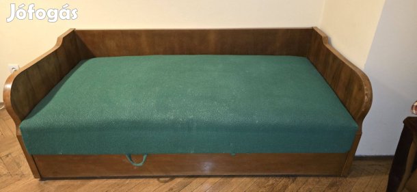 Zőld rugós ágy