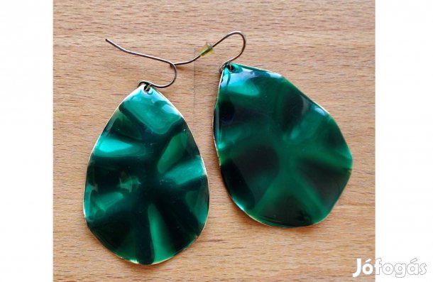Zöld színű, feltűnő fülbevaló