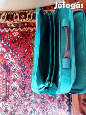 Zöld szinű utazó táska