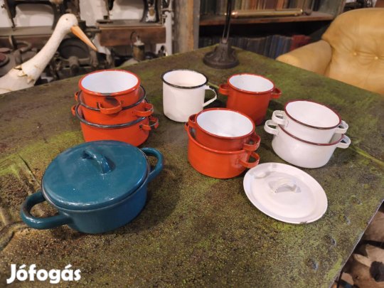 Zománcozott kis méretű, gyerekjáték edények, összesen 10 darab egyben