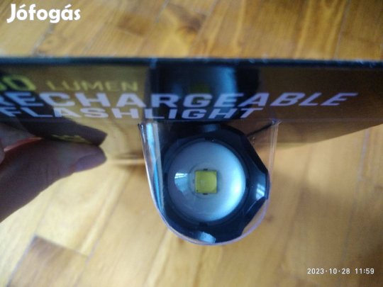 Zoomolható nagy fényerejű új 800 lumen lithium-ion akkus LED zseblámpa