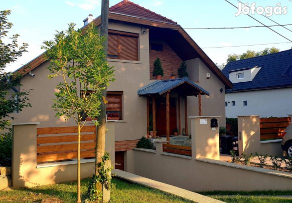 Zsámbékon örökpanorámás családi ház eladó!