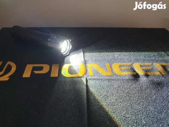 Zseblámpa LED Zoom 3 fényerő + Sos + Stroboszkóp újszerű