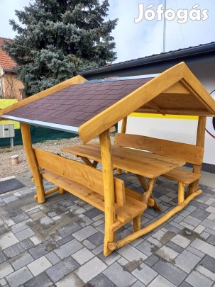 Zsindelytetős kerti kiülő akácból