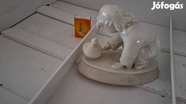 Zsolnay Ritka Fehér Búgó csigás Kisfiú