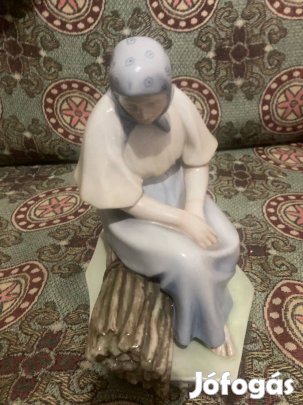 Zsolnay Sinko nagy méretű rőzsehordó nő