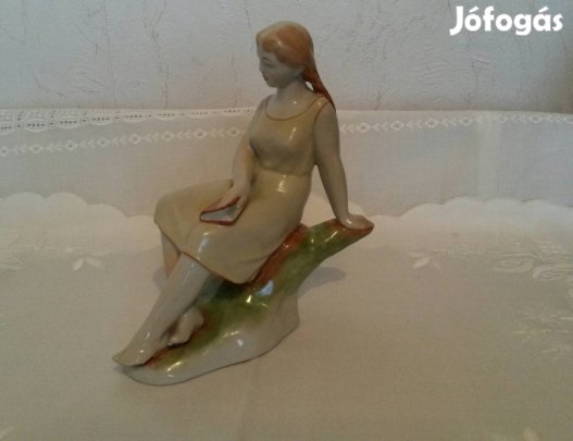 Zsolnay  porcelán lány 