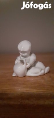 Zsolnay,fehér,korsós lány figura