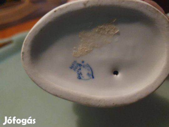 Zsolnay labdás fiú