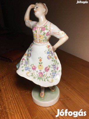 Zsolnay menyecske szobor