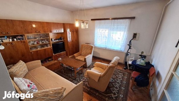 Zsolnay negyed közelében családi ház eladó!